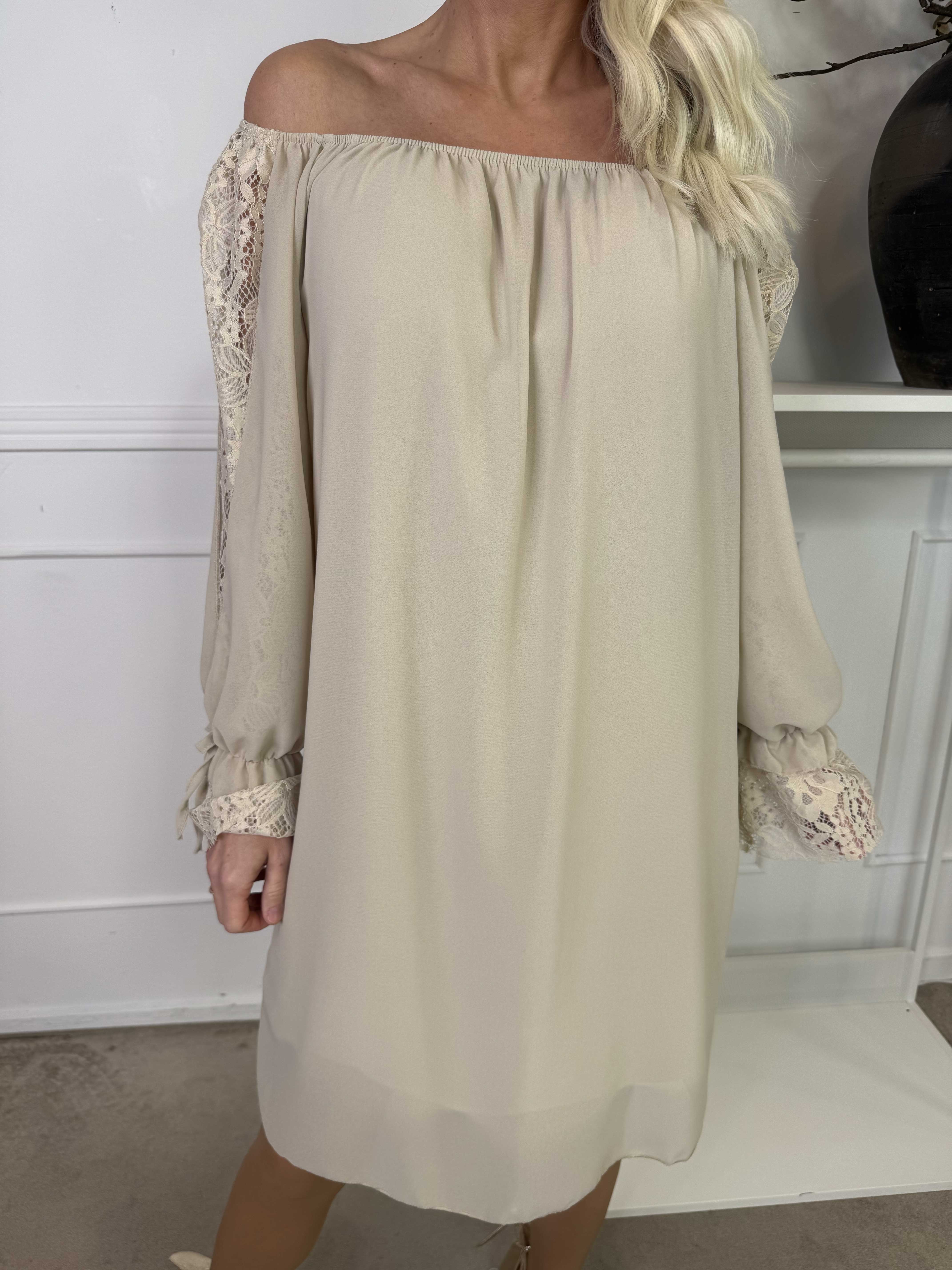 Lupita - Tunikaklänning med ärmar i spets